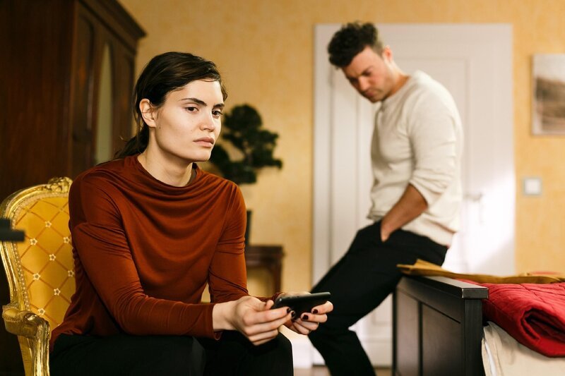 Ben (Jörg Rohde) gerät unter Druck, als Rottmann Ekaterinas (Roni Zorina) Rückkehr zu ihm perfide erpressen will. – Bild: RTL /​ Kai Schulz