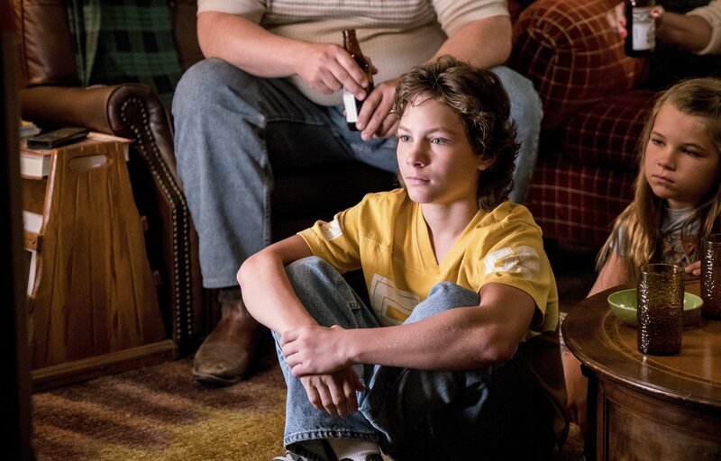 Noch ahnt Georgie (Montana Jordan) nicht, dass sein Bruder ihm mal wieder die Show stehlen wird und dieses Mal sogar auf seinem Terrain, dem Football … – Bild: Warner Bros.