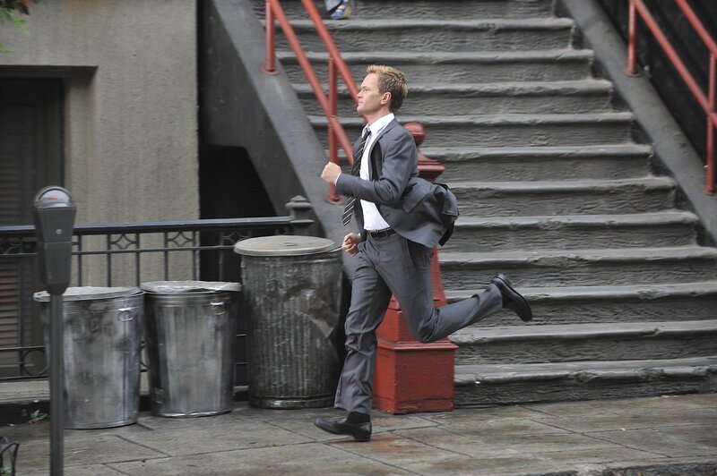 Marshall erhält eine SMS von einem Bekannten, der ihm mitteilt, dass Woody Allen in einem Steakhouse in Downtown sitzt. Daraufhin beschließen die Freunde, ein Wettrennen dorthin zu machen. Barney (Neil Patrick Harris) gibt alles, doch wird er als erster dort ankommen? – Bild: © 20th Century Fox International Television