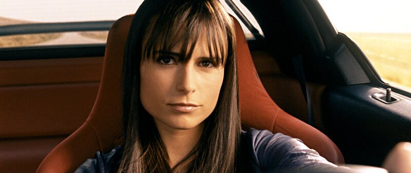Als Mia (Jordana Brewster) ihrem Bruder mitteilt, dass sein Ex-Freundin einen Unfall hatte, lockt sie ihn damit zurück in die USA und ins Fadenkreuz des FBI … – Bild: © 2009 Universal Studios.