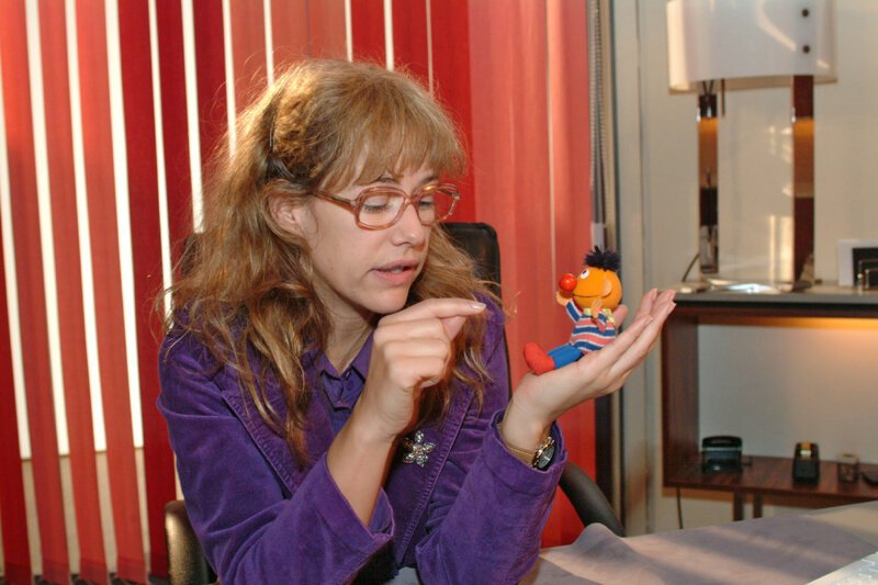 Lisa (Alexandra Neldel) glaubt, dass sie den Rest der Welt gegen sich hat. (Dieses Foto von Alexandra Neldel darf nur in Zusammenhang mit der Berichterstattung über die Serie „Verliebt in Berlin“ veröffentlicht und verbreitet werden.) – Bild: SAT.1 /​ Monika Schürle