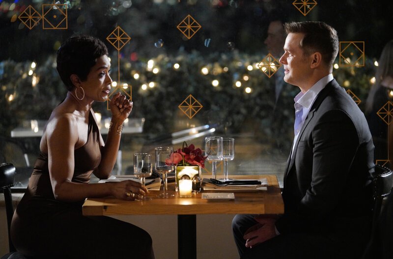 Athena (Angela Bassett, l.) und Bobby (Peter Krause, r.) treffen sich, nachdem ein erschütternder Fall sie bei mitnimmt. Unterdessen tauchen immer wieder verärgerte Frauen bei Buck auf, denen er angeblich Avancen gemacht haben soll … – Bild: Fox and its related entities