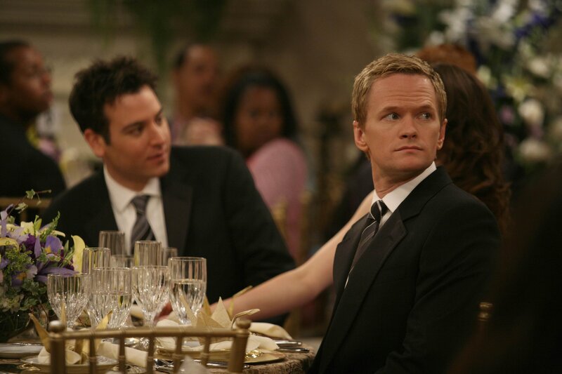 Während Lily bereits völlig betrunken ist, weil sie nur in Champagner eingelegte Erdbeeren zu essen bekommen hat, erfährt Barney (Neil Patrick Harris, r.), dass Ted (Josh Radnor, l.) und Robin den Freunden am nächsten Tag eine Neuigkeit mitteilen wollen. Da die Neugierde allerdings überwiegt, drängt er darauf, das Geheimnis sofort zu erfahren … – Bild: © 20th Century Fox International Television