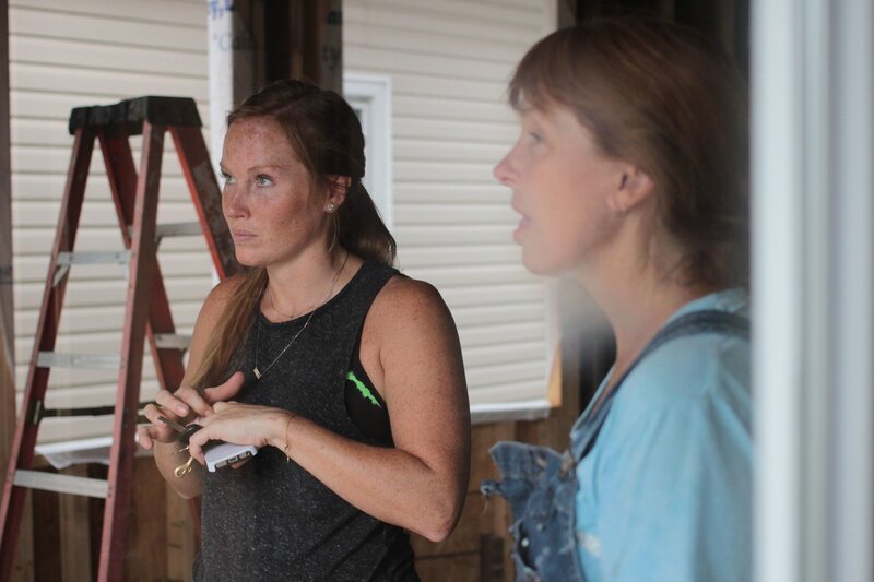 Können Mina (l.) und Karen (r.) dem alten Haus zu großem Potential verhelfen? – Bild: HGTV/​Scripps Networks, LLC.