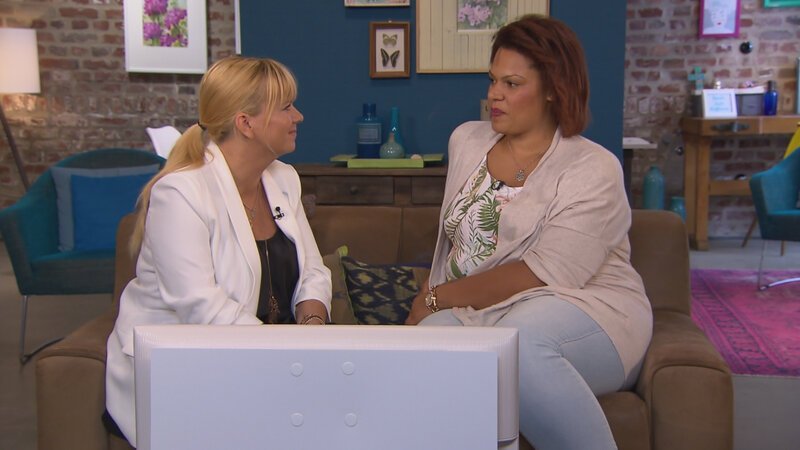 Shala-Shalene (r.) hat ihren Vater Codvin seit 18 Jahren nicht mehr gesehen. Julia Leischik (l.) macht sich in Jamaika auf die Suche nach ihm. Doch wird sie ihn finden? – Bild: © SAT.1