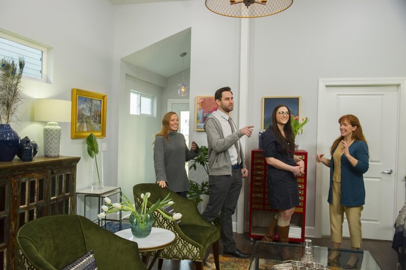 Die Renovierungskünstlerinnen Mina (l.) und Karen (r.) beweisen bei diesem Projekt viel Gespür für’s Detail, was bei den potentiellen Käufern gut ankommt … – Bild: HGTV/​Scripps Networks, LLC.