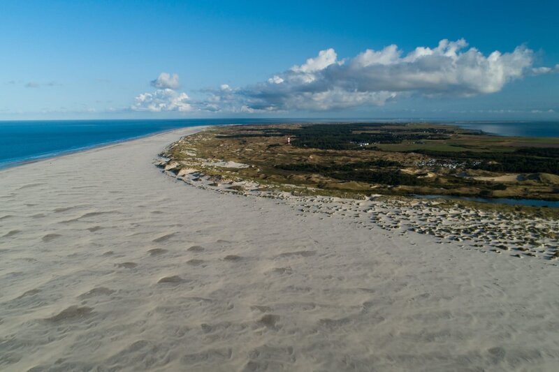 Vor Amrum erstreckt sich einer der breitesten Sandstrande Europas, der Kniepsand. – Bild: ORF/​Flying Pangolin Film /​ Doclights GmbH/​Michael Riegler