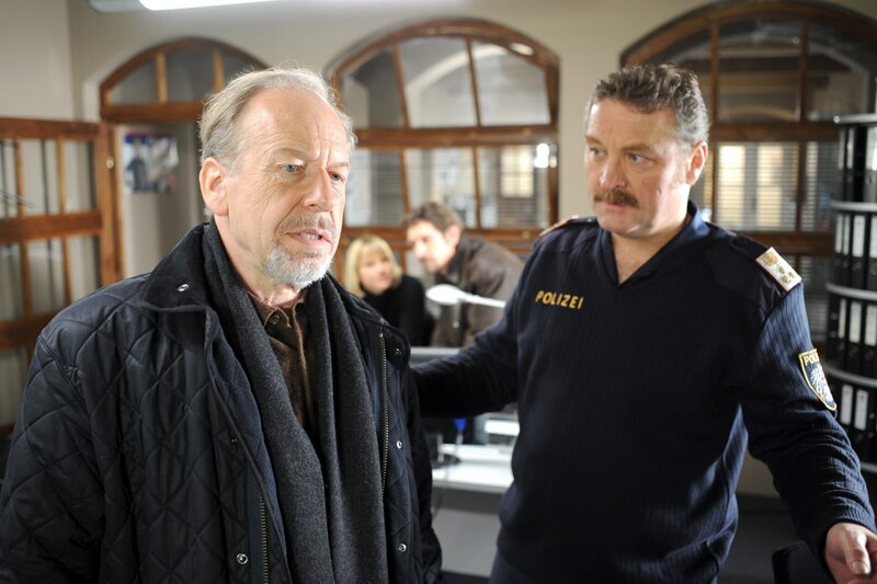 „Soko Kitzbühel“, „Der Götterbote.“ Auf einem hochgelegenen Schneefeld findet der Bergführer Trenkwalder einen Meteoriten von beachtlicher Größe, der erst vor kurzem dort eingeschlagen ist. Als Trenkwalder in seiner Wohnung ermordet aufgefunden wird und der äußerst wertvolle Himmelskörper verschwunden bleibt, muss sich die SOKO mit zwei Männer beschäftigen, die von dem Fund wussten und den Stein unbedingt in ihren Besitz bringen wollten: Der Hobby-Astronom Prof. Thorwald Drewe und der leidenschaftliche schwedische Sammler Petter Larrsson. Zu den beiden kann den Beamten das Ehepaar Leysch, in dessen Haus der Ermordete gewohnt hat, interessante Hinweise liefern. Der Bürgermeister des Ortes, auf dessen Gemeindegebiet der Meteorit gefunden wurde, beansprucht allerdings ebenfalls ein Besitzrecht auf den Stein und wirft damit neben der Frage nach dem Täter die grundsätzliche Frage auf: Wem gehört das, was vom Himmel fällt? – Bild: ORF/​BEO-Film/​Bernd Schuller