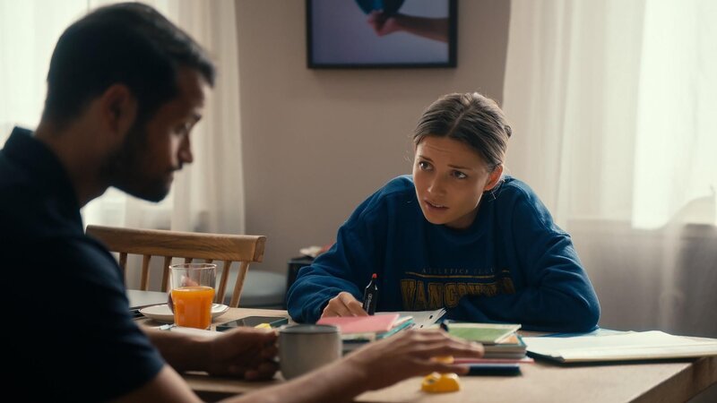 Nico (Nicolas Fethi Türksever) sucht bei Lena (Lena Meckel) nach Rat. – Bild: RTL