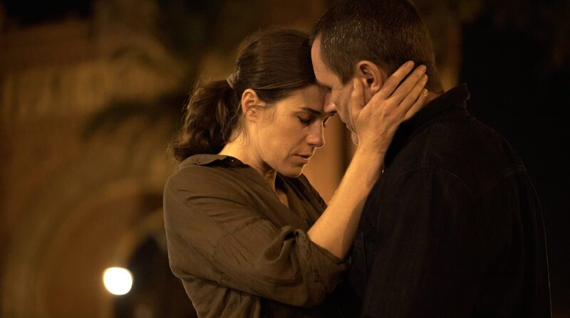 Starke Gefühle: zwischen Fina (Anne Schäfer) und Marcos (Alex Brendemühl) knistert es. – Bild: ARD Degeto/​Andrea Resmini