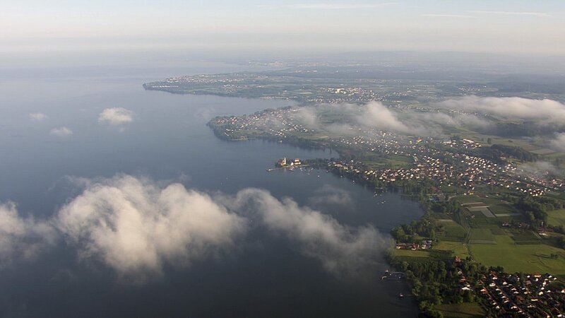 Flugaufnahme über den Ort Wasserburg. – Bild: 3sat Flugaufnahme über den Ort Wasserburg. – Bild: 3sat