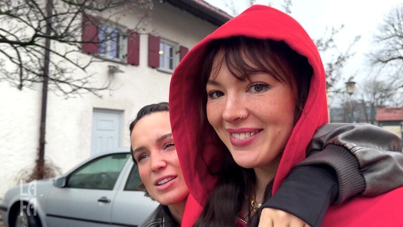 Was hasst Julia? Überraschungen! Was bekommt Julia heute? Eine Überraschung! Wer die Idee hatte und ob Komplizin Sophie damit ins Fettnäpfchen tritt? Hamburgerin Jey dagegen lernt Bayerns schönste Seiten kennen. – Bild: RTLZWEI