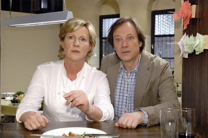 Susanne (Heike Jonca, l.) und Armin (Rainer Will, r.) beobachten eine Frau, von der sie glauben, dass sie vom Gesundheitsamt sei … – Bild: Sat.1
