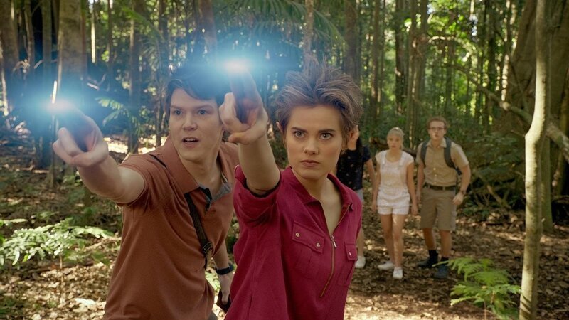 Darra (Julian Cullen, l.) und Imogen (Elizabeth Cullen, M.) versuchen, sich und ihre Freunde Kyra (Kimie Tsukakoshi), Lily (Mia Milnes, 2.v.r.) und Peter (Jamie Carter, r.) gegen eine magische Wolke zu verteidigen, die sie zu verschlingen droht. Die Wolke scheint ihre Suche nach einem Schlüssel zum „Tempel des purpurnen Lotus“ verhindern zu wollen. – Bild: ZDF/​2020 Jonathan M. Shiff Productions/​Mark Taylor