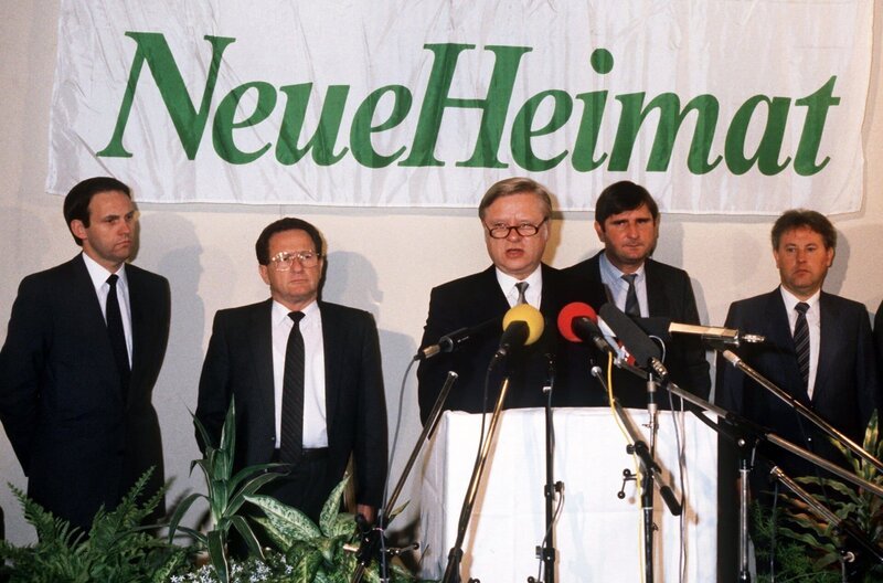 Horst Schiesser (M), Berliner Brotfabrikant, bei einer Pressekonferenz am 2. Oktober 1986 in Hamburg. Der Unternehmer hatte im September 1986 190000 Wohnungen des gewerkschaftseigenen Wohnungsbaukonzerns „Neue Heimat“ für den symbolischen Preis von einer Mark gekauft. (l-r) M. Knöffel, G. Wurche, H. Schiesser, J. Havenstein, H. Lahmann. – Bild: Marcus Thelen /​ picture-alliance /​ dpa
