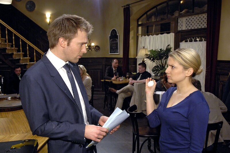 Anna reißt angesichts der Bewerber schließlich der Geduldsfaden – leider beim falschen Mann … v.l.n.r.: Dr. Philipp Hahn (Hubertus Grimm), Anna (Jeanette Biedermann) – Bild: SAT.1 /​ Claudius Pflug