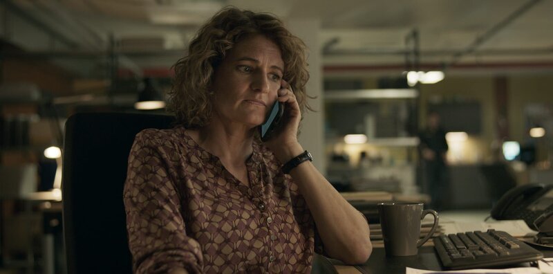 Wanda Goldwasser (Eli Wasserscheid) am Telefon. – Bild: Christoph Krauss /​ BR, Hager Moss Film GmbH /​ BR/​Hager Moss Film GmbH/​Christoph Krauss