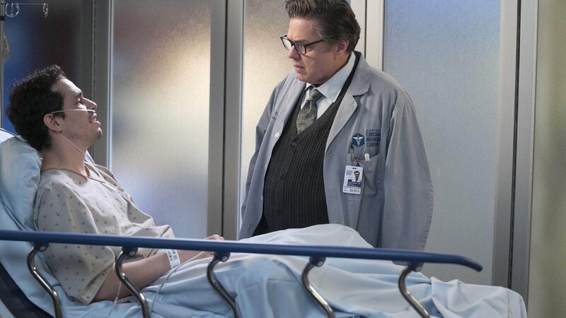 Alex (Ryan Hallahan, l.), Daniel Charles (Oliver Platt) – Bild: RTL /​ Universal Television LLC