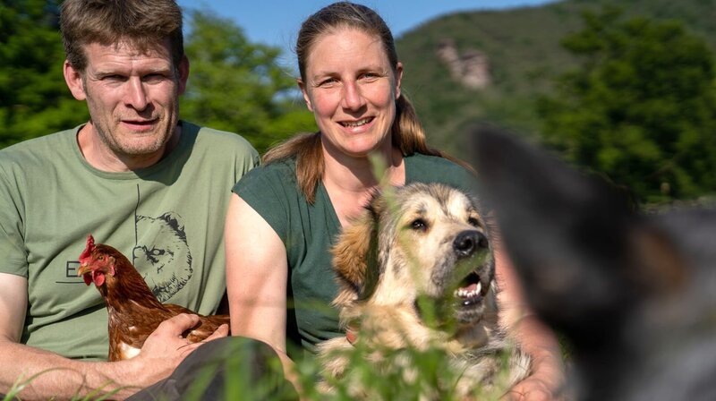 Nina und Sebastian Kill vom Bärenbrunnerhof in der Südwestpfalz. – Bild: NDR/​SWR/​Frank Hisam
