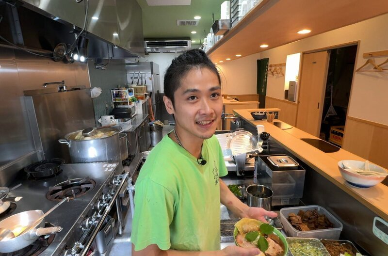 Küchenchef Kota Kamei avancierte mit gerade mal 24 Jahren zum Ramen-Star. – Bild: ARTE F /​ Elephant Doc