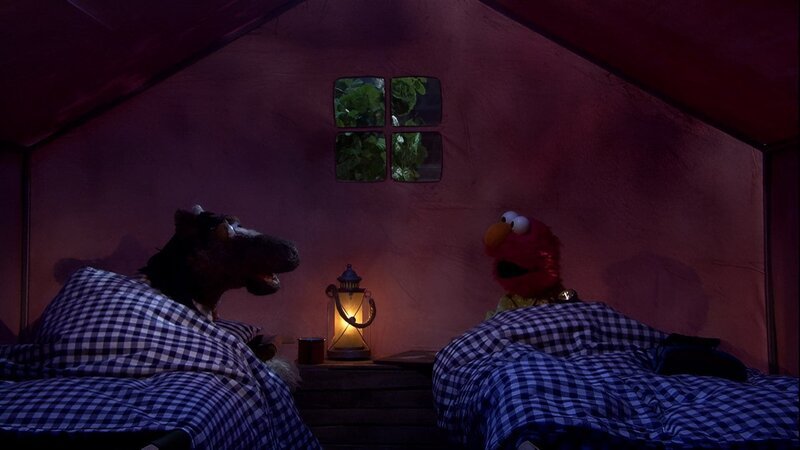 Elmo (r) und Pferd (l.) übernachten draußen. – Bild: NDR/​Sesame Workshop