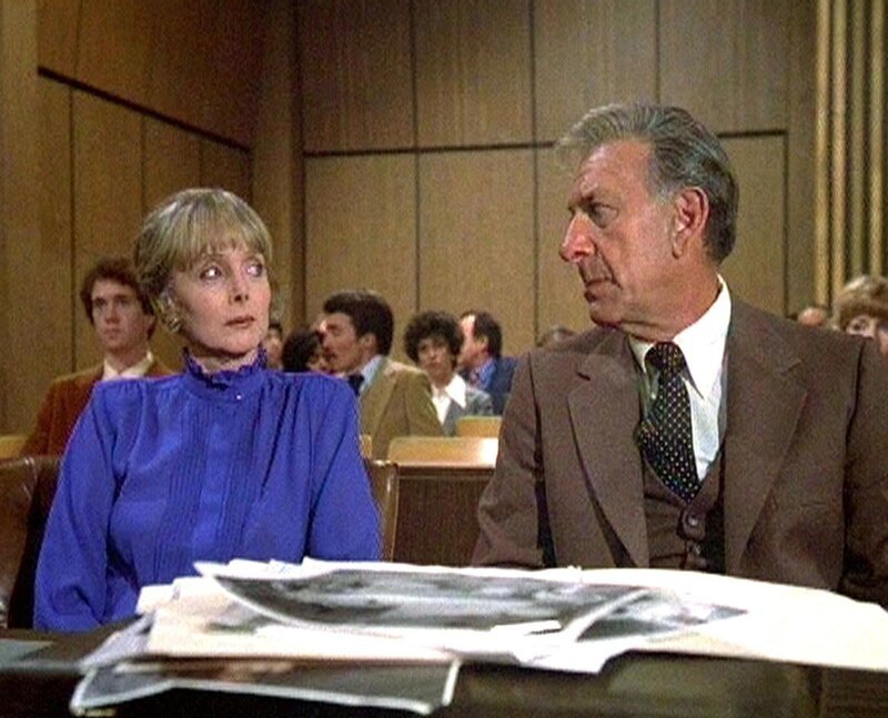 Quincy (Jack Klugman) versucht vor Gericht die Unschuld von Victoria (Carolyn Jones) zu beweisen. – Bild: RTLup