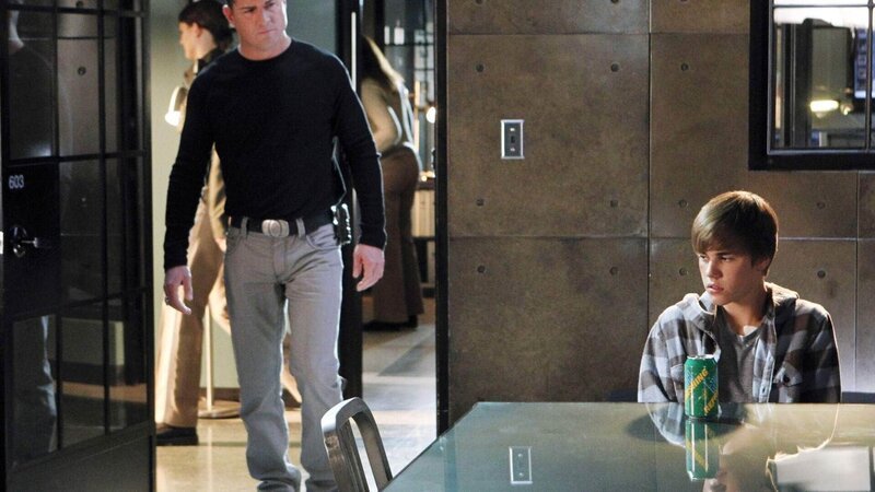 Jason McCann (Justin Bieber, re.) versucht Nicks (George Eads) Gutmütigkeit ausnutzen, um ihn in eine Falle zu locken. – Bild: MG RTL D /​ CBS