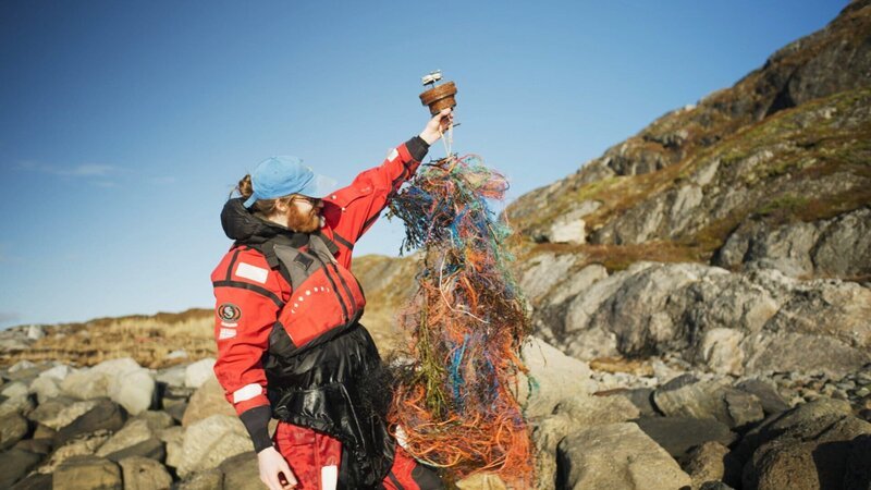 SRF School The North Drift – Plastik in Strömen (Teil 2) Angeschwemmter Plastik und Konststoff im hohen Norden – Bild: SRF/​ravir film/​steffen krones
