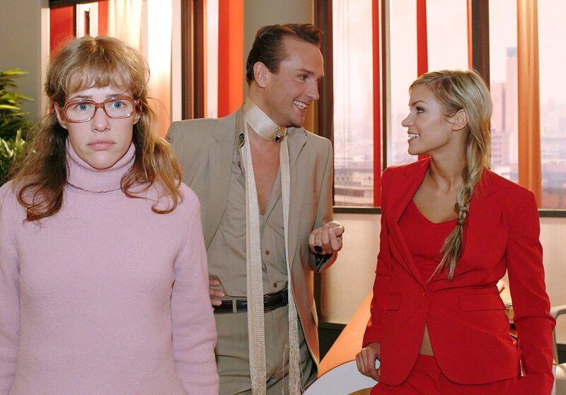 Als Lisa (Alexandra Neldel, l.) morgens im Büro erscheint, scheinen Hugo (Hubertus Regout, M.) und Sabrina (Nina-Friederike Gnädig, r.) über sie zu lachen … (Dieses Foto von Alexandra Neldel darf nur in Zusammenhang mit der Berichterstattung über die Serie „Verliebt in Berlin“ veröffentlicht und verbreitet werden.) – Bild: SAT.1 /​ Monika Schürle Eigenproduktionsbild frei