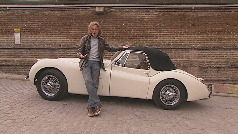 James freut sich auf die Fahrt in einem wahren Liebhaberautomobil, dem Jaguar XK 120. – Bild: TVNOW /​ BBC Worldwide