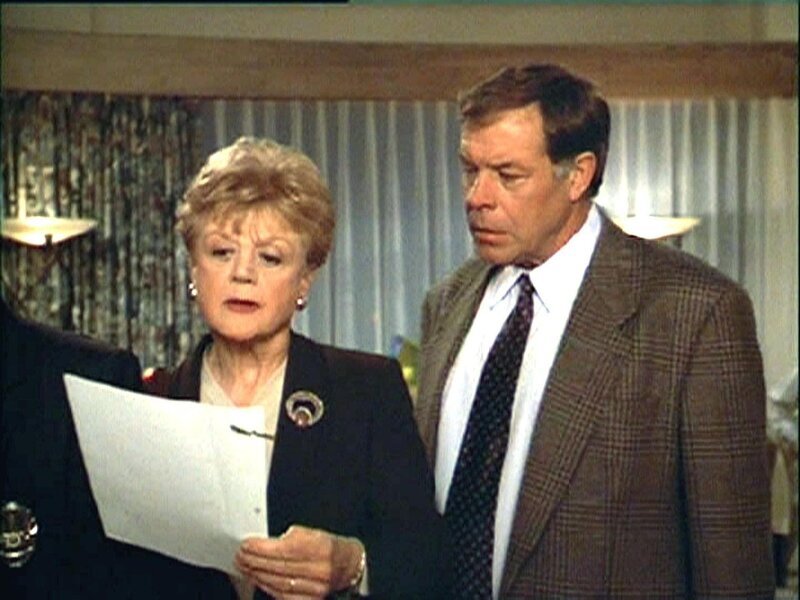 Jessica (Angela Lansbury) und Lt. Flint (Frederick Coffin) wollen unbedingt den wahren Mörder finden, denn Flints Sohn steht auch unter Verdacht. – Bild: RTLup