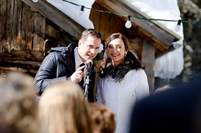 Von links: Thomas (Manou Lubowski) und Julia (Julia Richter) begrüßen ihre Hochzeitsgäste und ahnen nicht, dass die gute Stimmung schon bald zu Ende sein wird. – Bild: ZDF und Thomas R. Schumann