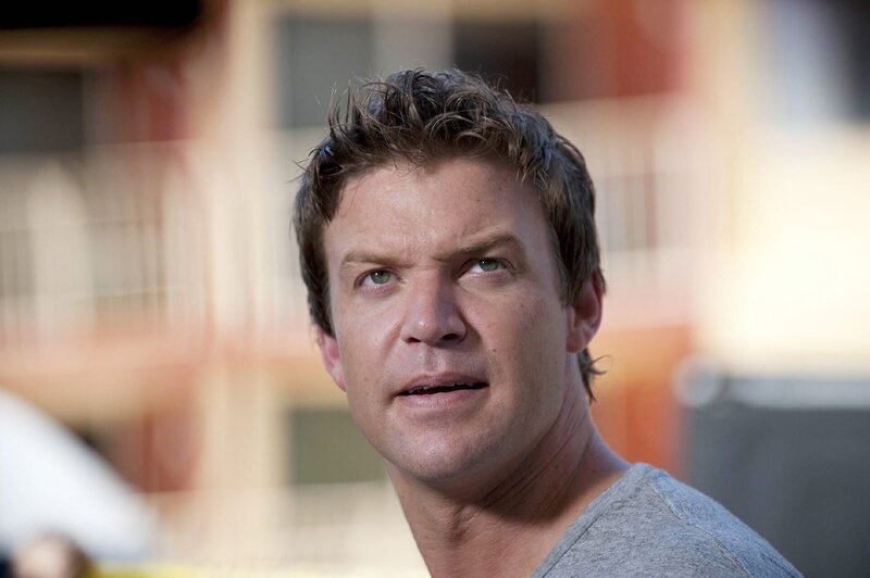 Der Giftmord an einer jungen Frau führt Jim Longworth (Matt Passmore) in Floridas höchste gesellschaftliche Kreise. – Bild: VOXup