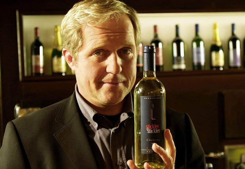 Thomas (Harald Krassnitzer) präsentiert seinen ersten eigenen Wein. – Bild: MDR/​ORF/​Miguel Dieterich