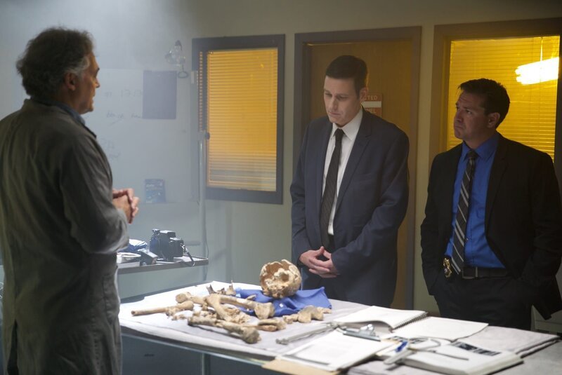 Joe Kenda und sein Team untersuchen die Szene eines offensichtlichen Selbstmordes, um dann zur Flucht gezwungen zu werden, nachdem sie entdeckt haben, dass das Haus in einer Sprengfalle steckt – Bild: Jupiter Entertainment, 2018 Lizenzbild frei