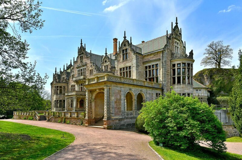 Schloss und Park Altenstein im Thüringer Wald bei Bad Liebenstein. Das Neorenaissance-Schloss im englischen Stil steht in einer 160 Hektar großen Parkanlage. – Bild: MDR/​Robert Wolf