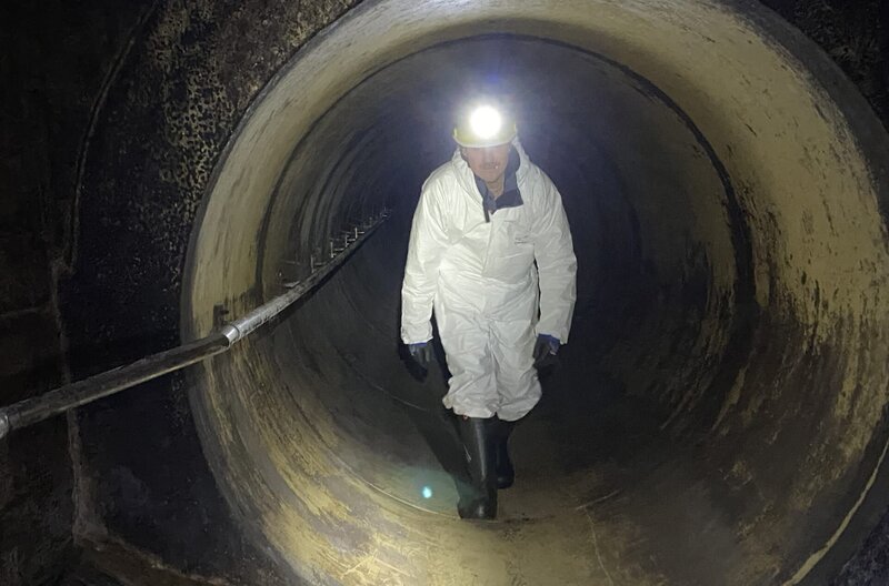 Um zu analysieren, wie sich der Cannabis-Konsum entwickelt, steigen Forschende mit ARD Wissen Reporter Frank Seibert in die Kanalisation: Der Gehalt des Abbauprodukts Carboxy-THC im Abwasser gibt Aufschluss darüber. – Bild: SWR/​Tom Ockers