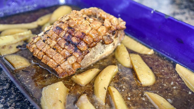 Schweinsbraten mit Kartoffeln als Beilage von Claudia und Georg Berger aus Ramsau. – Bild: 3sat