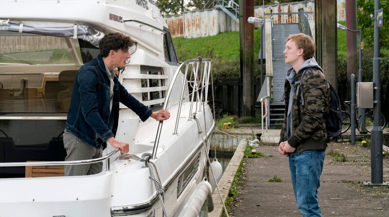 Kai (Levin Liam, l.) und Dirk (Sammy Scheuritzel, r.) geraten sich in die Haare. – Bild: ARD/​BR/​Georges Pauly