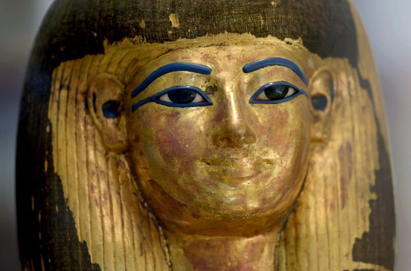 1905 entdeckte der amerikanische Geschäftsmann Theodore M. Davis den verschütteten Eingang zur Grabkammer von Juja und Tuja, den Eltern von Königin Teje. Durch die Entdeckung konnte das Geheimnis um Tejes Herkunft gelüftet werden. – Bild: Curiosity Inc.