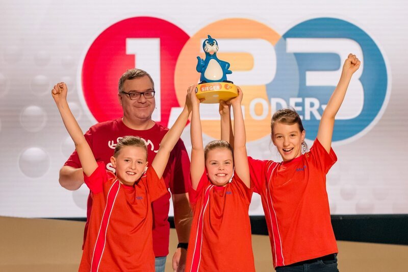 Das Rateteam aus Leipzig/​Deutschland mit Elton. – Bild: ZDF und Nadine Rupp /​ Ruppografie