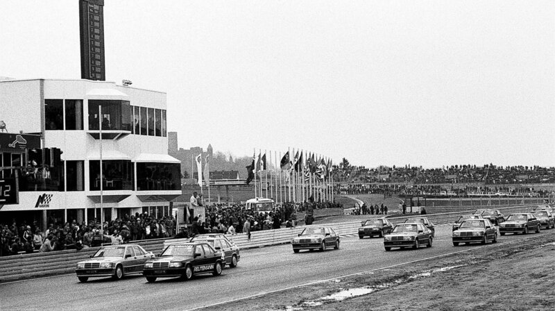 ARD/​SWR 100 JAHRE NÜRBURGRING – GESCHICHTE EINER KULTSTRECKE, am Montag (31.03.25) um 23:50 Uhr im ERSTEN. Der Film taucht tief ein in die Geschichte der Rennstrecke, zeigt die großen Erfolge, Skandale und Unfälle, erzählt vom Anfang und Ende der Formel 1-Geschichte auf dem Ring und fragt nach der Zukunft – ohne Verbrennungsmotor? Eröffnungsrennen auf dem Nürburgring, 12. Mai 1984. – Bild: SWR/​Mercedes-Benz AG