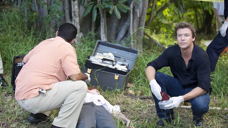 In einem Park wurde eine Frau namens Valerie Raines erschossen. Jim (Matt Passmore, re.) und sein neuer „Partner“ Carlos (Carlos Gomez) müssen die Ermittlungen jedoch vertagen, da ein Hurrikan naht. – Bild: TVNOW