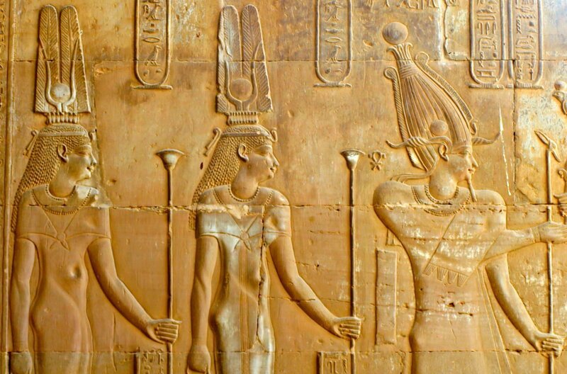 Im Inneren des Kom-Ombo-Tempels in Assuan befindet sich ein Wandrelief von Kleopatra III., Kleopatra II. und Physkon. Die Darstellung vermittelt ein einiges Königshaus, doch in Wahrheit herrscht Zwietracht zwischen ihnen. – Bild: Curiosity Inc.