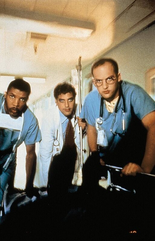 In der Nähe des Chicagoer Krankenhauses ist ein Gebäude eingestürzt. In der Notaufnahme sind Dr. Benton (Eric LaSalle, l.), Dr. Ross (George Clooney, M.) und Dr. Greene (Anthony Edwards, r.) ständig im Einsatz … – Bild: TLC