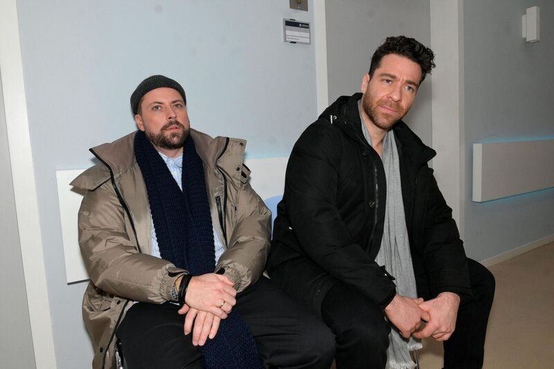 Während John (Felix von Jascheroff, l.) nur Gedanken für seine Tochter hat, versucht Carlos (Patrick Fernandez) seine Verletzung zu überspielen. – Bild: RTL /​ Rolf Baumgartner