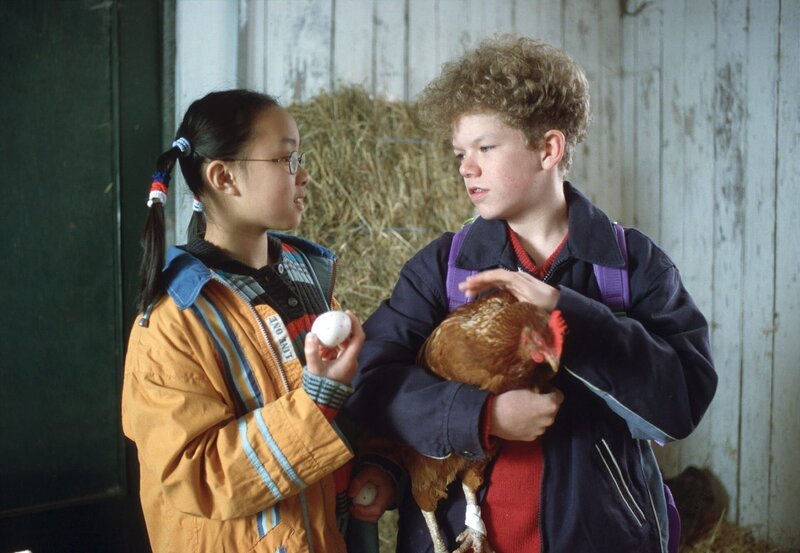 Kiki (Thuy-Anh Cao) und Tobias (Tim Küchler) mit Einstein. – Bild: NDR/​NDR/​Televersal