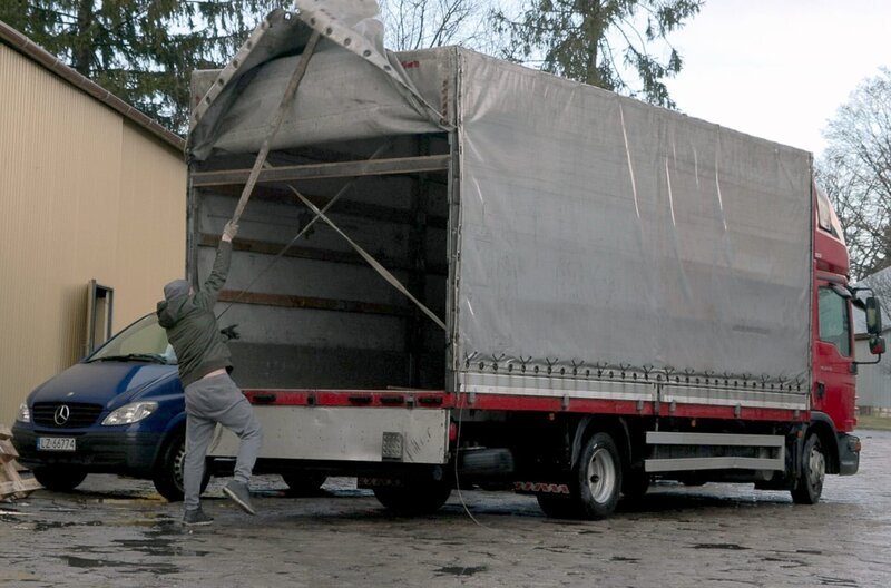 Vorbereitung eines Lkws in der polnischen Stadt Zamość, 72 Kilometer von der ukrainischen Grenze entfernt – Bild: Revolt Cinema / Revolt Cinema Vorbereitung eines Lkws in der polnischen Stadt Zamość, 72 Kilometer von der ukrainischen Grenze entfernt – Bild: Revolt Cinema / Revolt Cinema