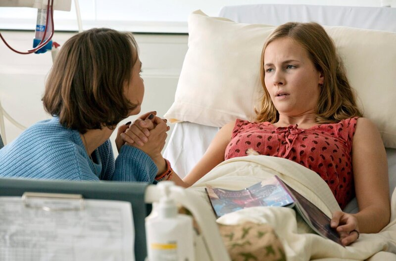 Caro (Annika Schrumpf, r.) lehnt Julias (Barbara Prakopenka, l.) Angebot, ihr eine Niere zu spenden, ab. – Bild: ARD/​Volker Roloff