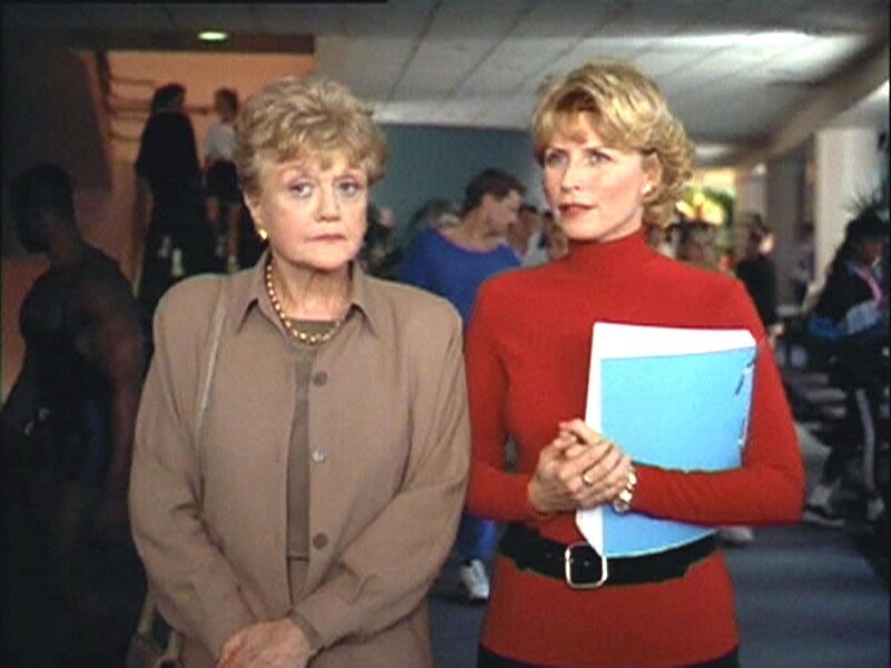 Jessica (Angela Lansbury) will einen lange zurückliegenden Entführungsfall lösen und spricht nun mit der Mutter (Marcia Strassman) des damaligen Opfers. – Bild: RTLup